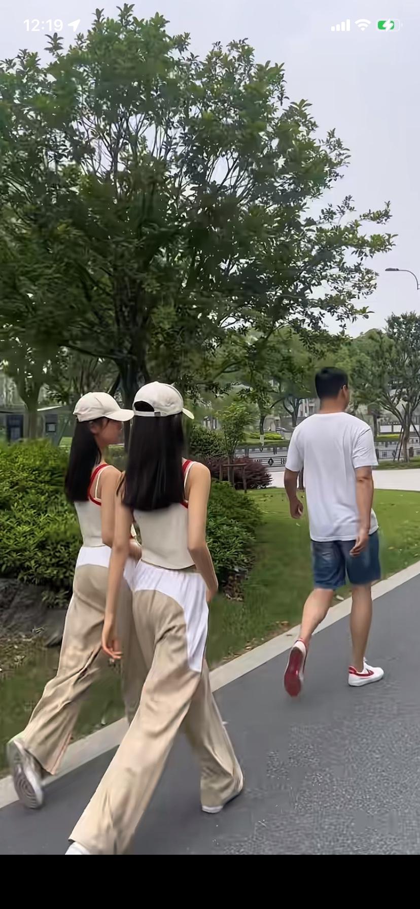 让人羡慕的一家三口在健步走
老爸在前面
母女俩在后面…
那么，哪一个是妈妈，哪一