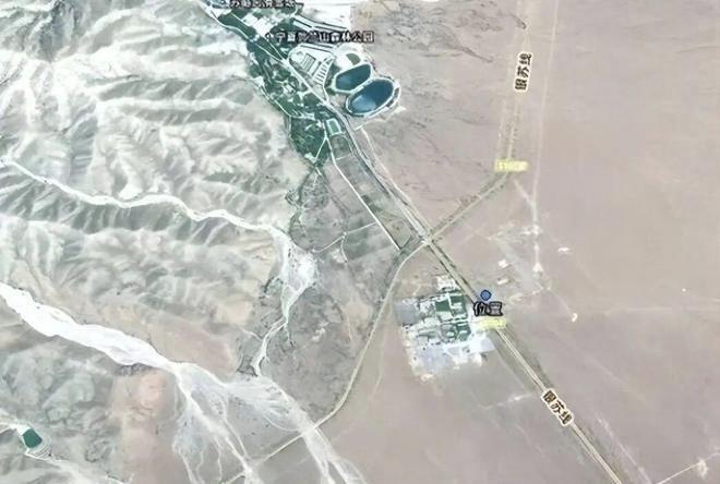 近日，银川市民前往贺兰山森林公园附近祭祖时，意外发现其姥爷的坟头被无故推平，此事