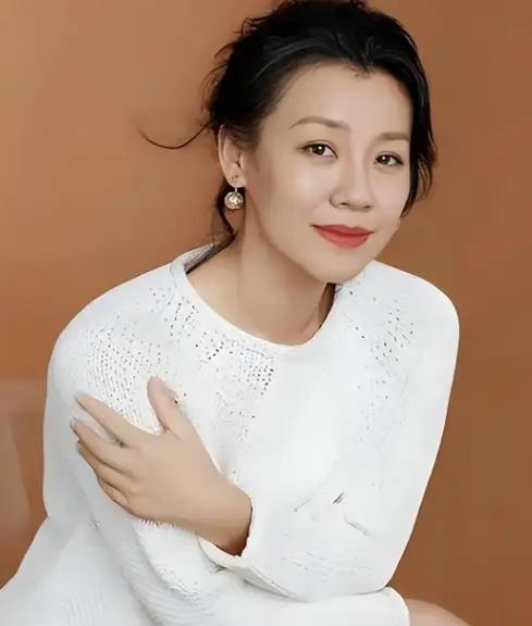 2000年，26岁的刘琳和43岁的导演张黎同居后，刘琳说：“我想嫁给你，永远陪在