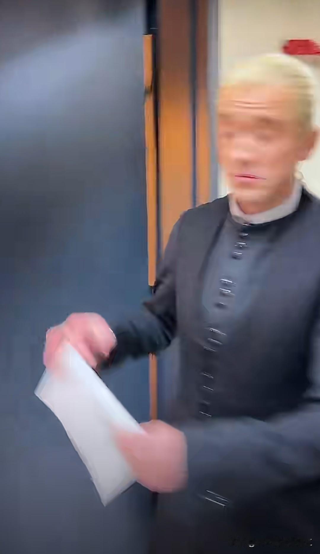 马尔福的演员Tom Felton在社交媒体上发视频，亲自粘贴“福倒了”，他是懂抓