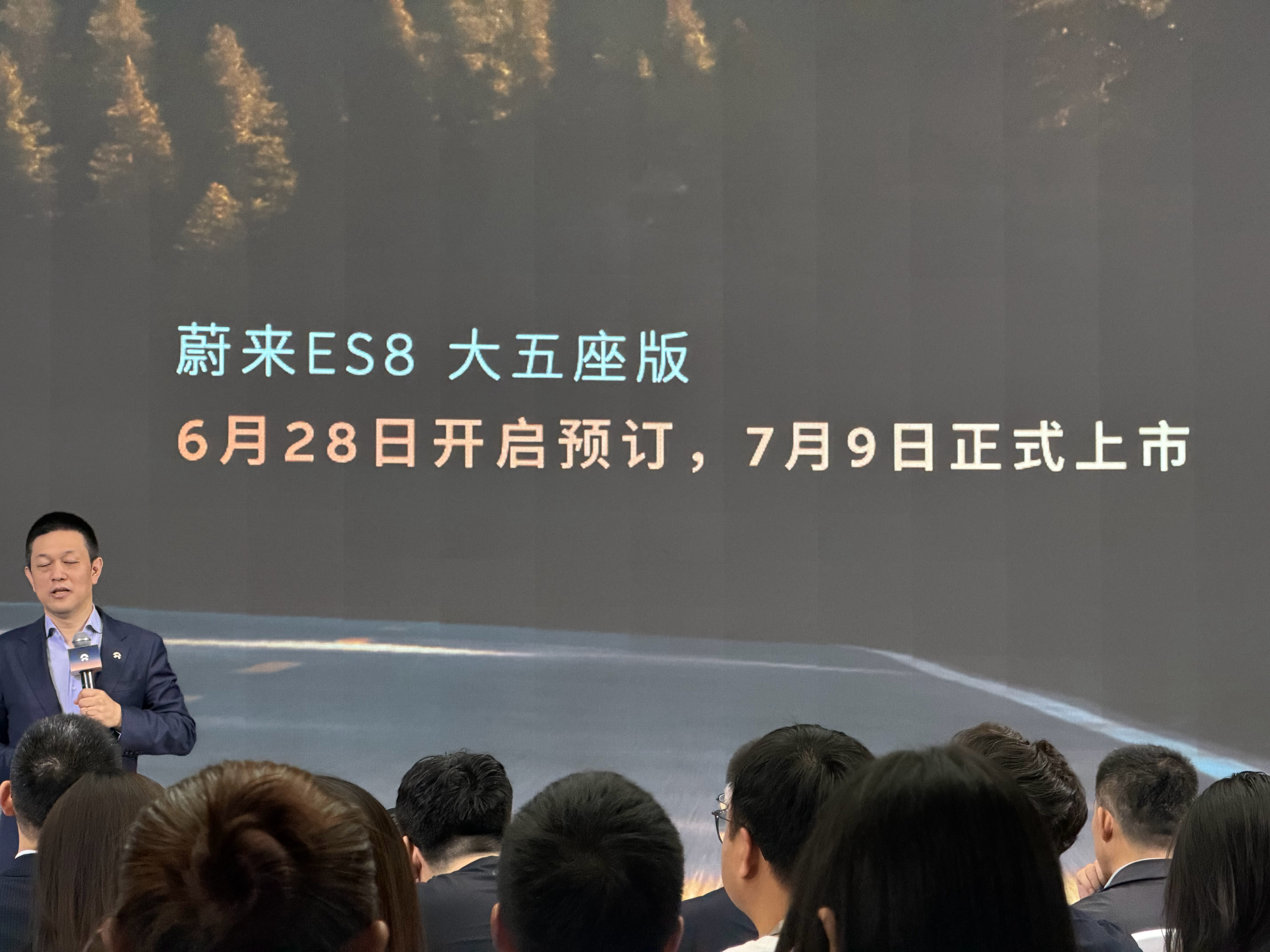 来了来了，全新蔚来ES8大五座，今天开启预定，且今日到店大伙儿就可以摸到了，7.