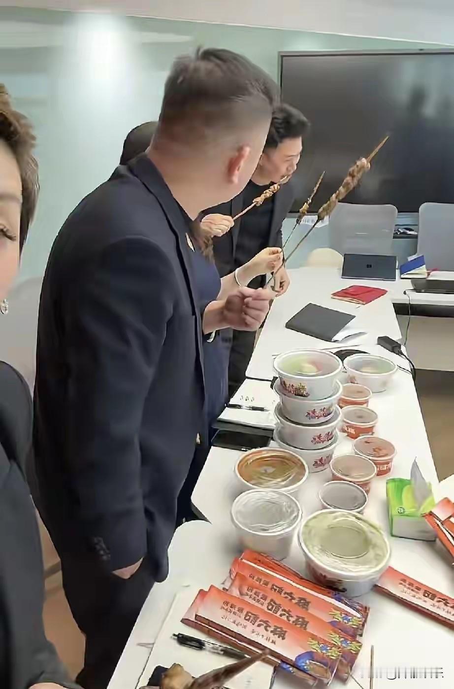 麻六记撸串大队来了，
开着会呢一人拿着一串羊肉串就吃起来了。