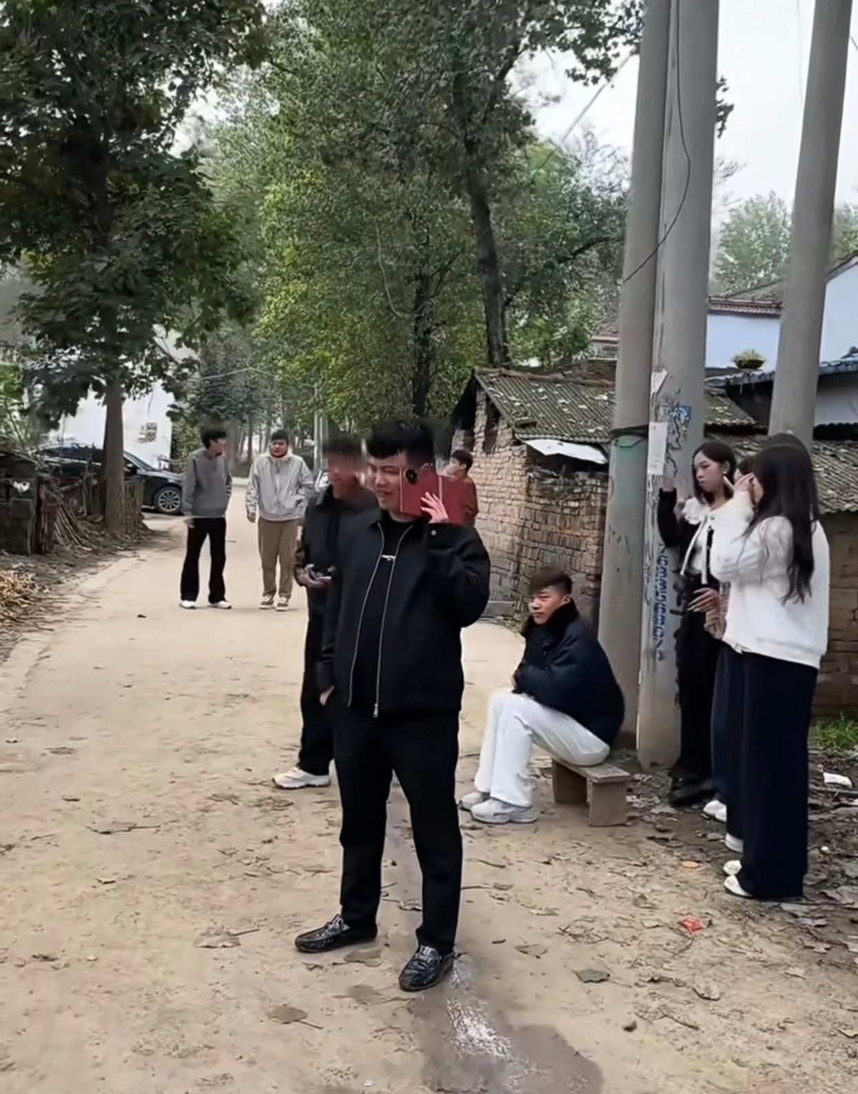 过年回村用三折叠机，应该面子拉满（网图） 