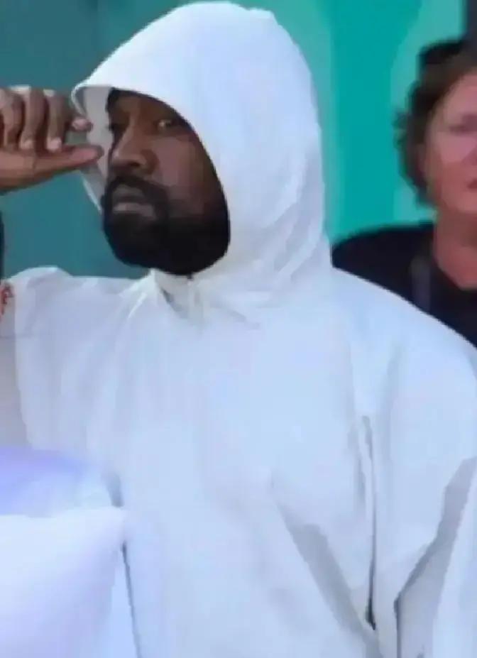 侃爷又牵着比安卡走红毯了。
这回她整个人被黑色厚布裹成粽子，只留一双眼睛，走路得