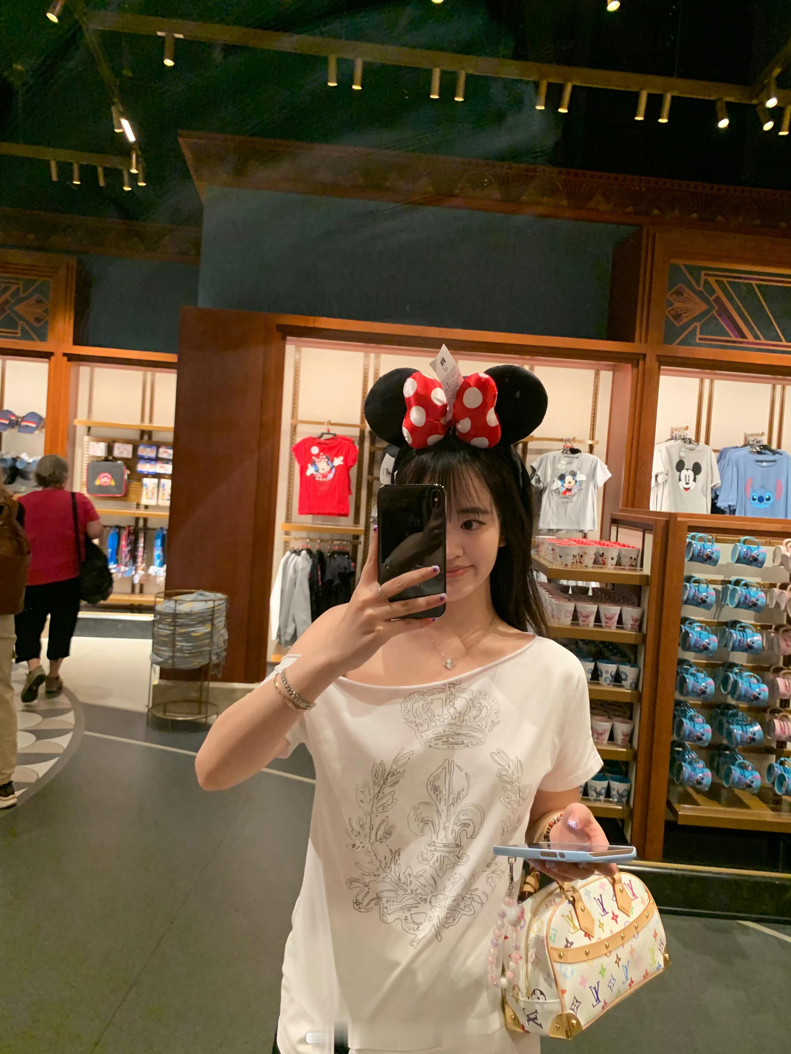 Jackeylove女友吴55晒旅游照：手提LV，打卡迪士尼！哥哥不仅游戏打得好