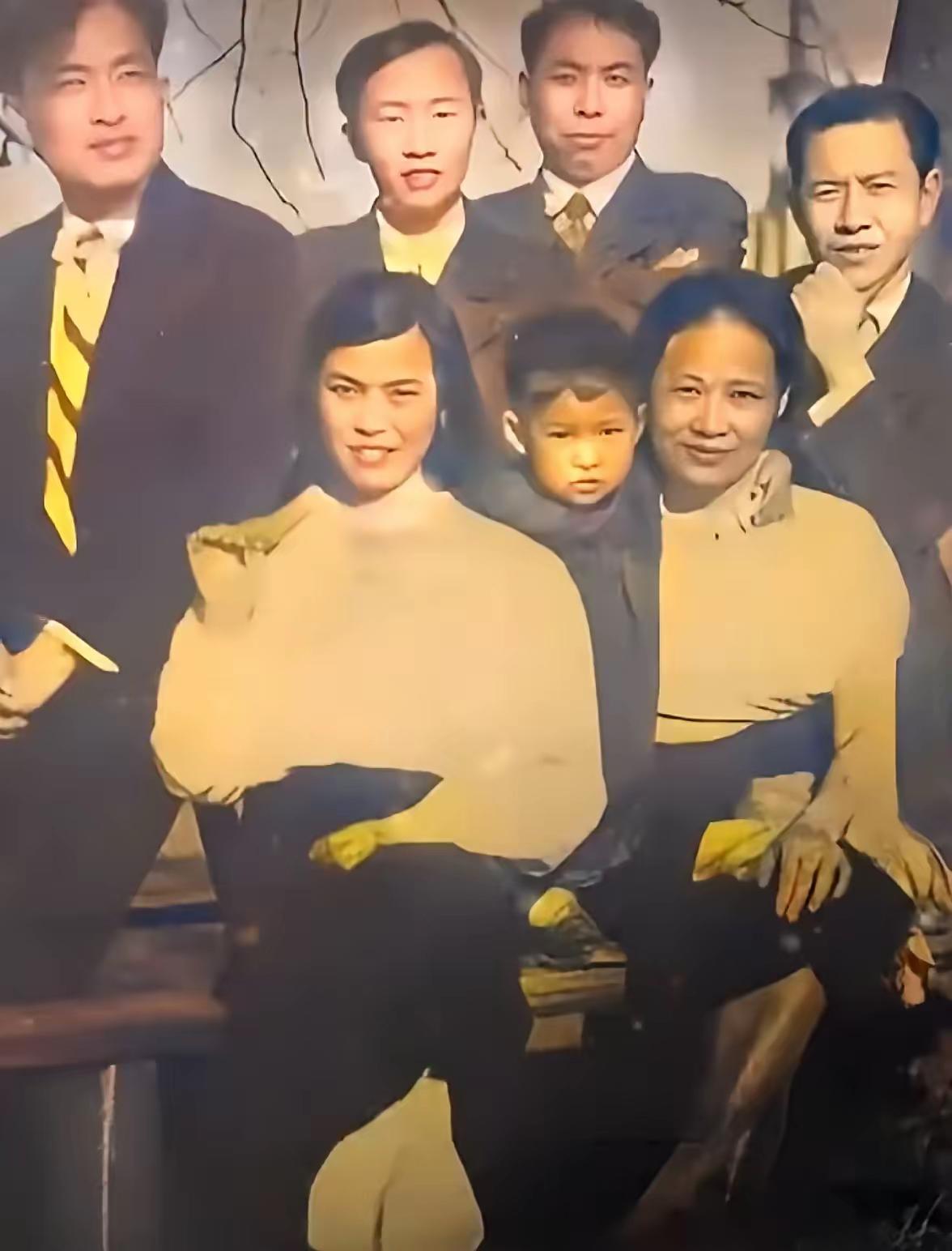 这是贺子珍和女儿毛娇娇在苏联时的真实容貌，都看看吧，母女俩同框，温馨感十足！
