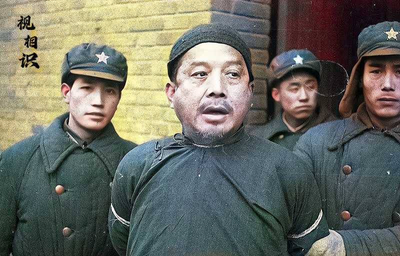 1950年，天津监狱，曾经的青帮头子袁文会在被押赴刑场前，留下的一幕，镜头中他胡...