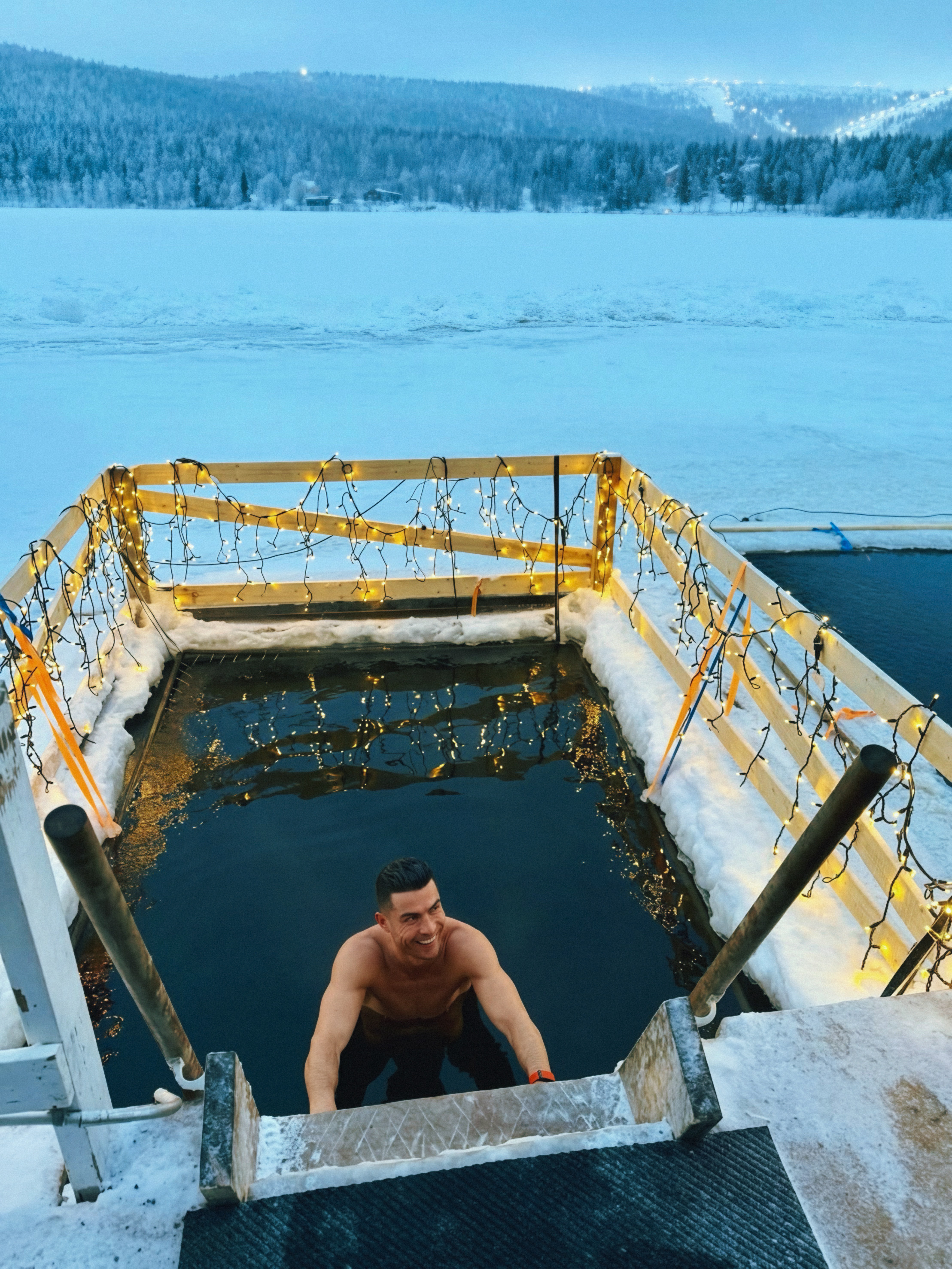 C罗C罗日常 🧊罗哥ins更新，把2024年12月在芬兰发的照片又发了一遍，当