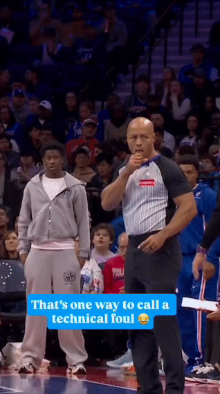 裁判马克-戴维斯，展示了新的技术犯规吹罚手势👇🏽新赛季篮不住