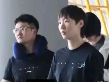 王曼昱的队医
是孟煜仁
他是国乒的资深队医，也是王曼昱康复团队的核心成员。孟煜仁