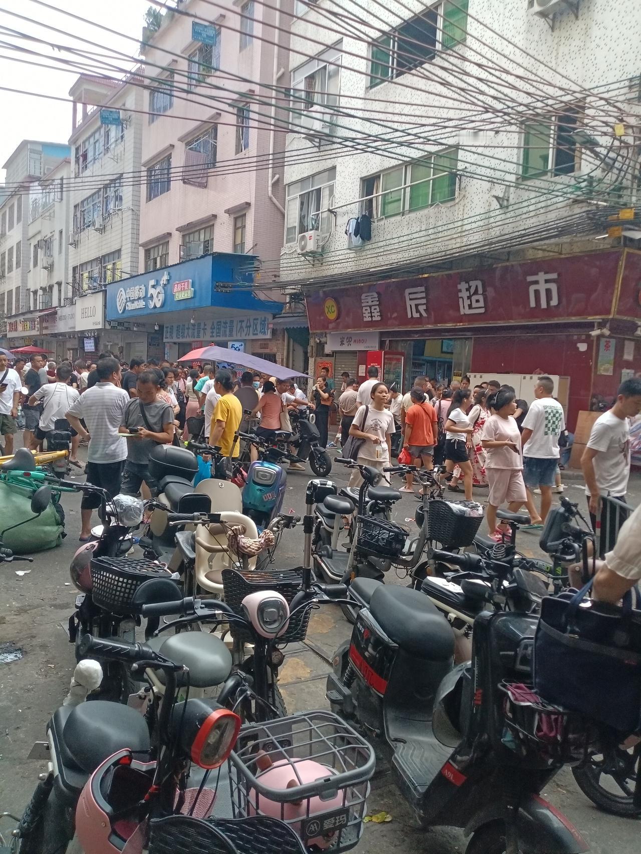 广州海珠区桥南新街，街道上面满满的人，挤都挤不动的人。


这些开店的商家和摊贩