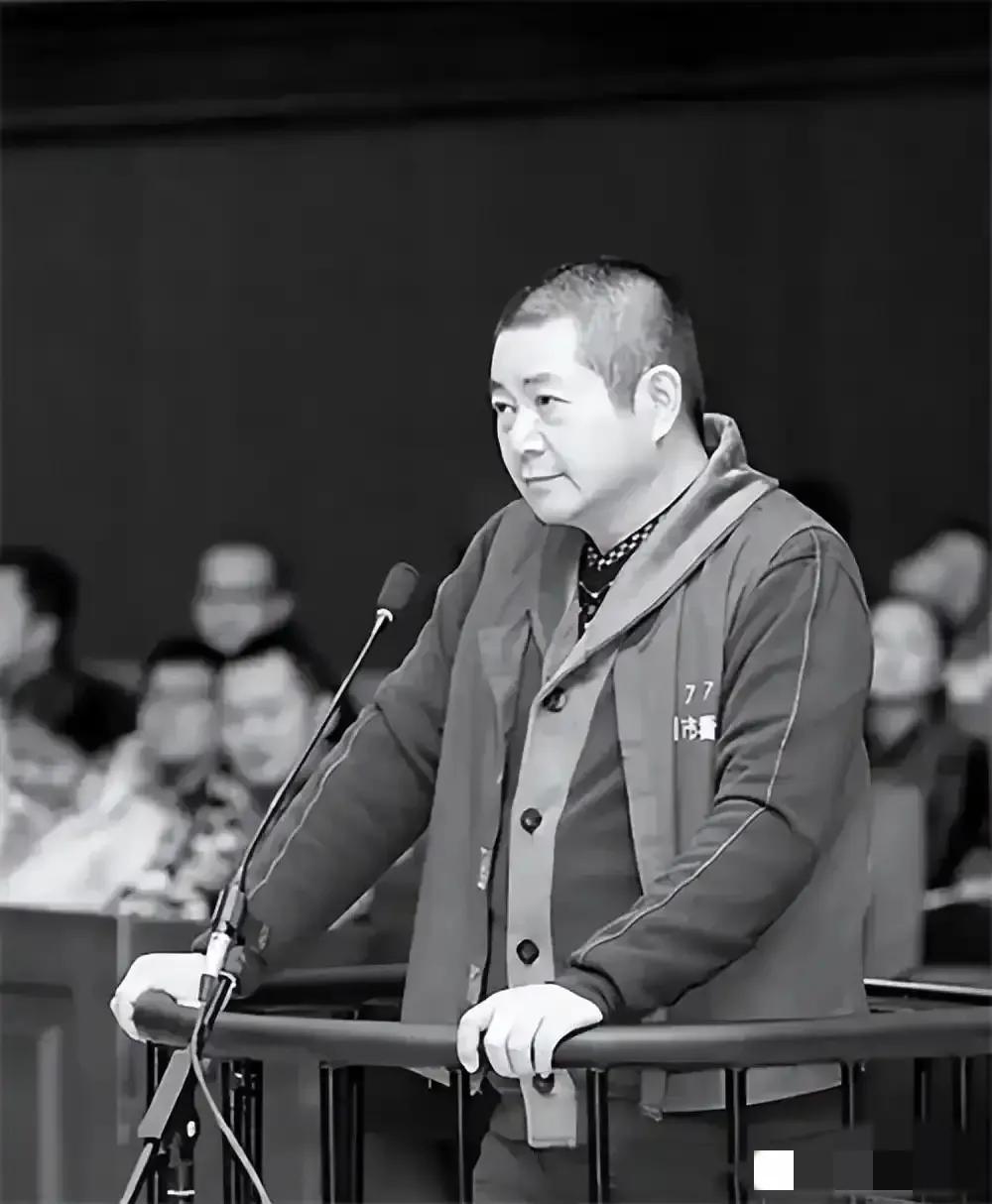 2012年，内蒙的一老板欠下高利贷5000万元，被债主装进铁笼沉入80米水库，2