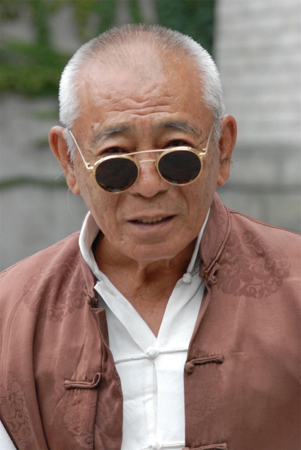 谷峰（1930年7月3日-2025年），原名陈思文，出生于中国上海，中国香港男演