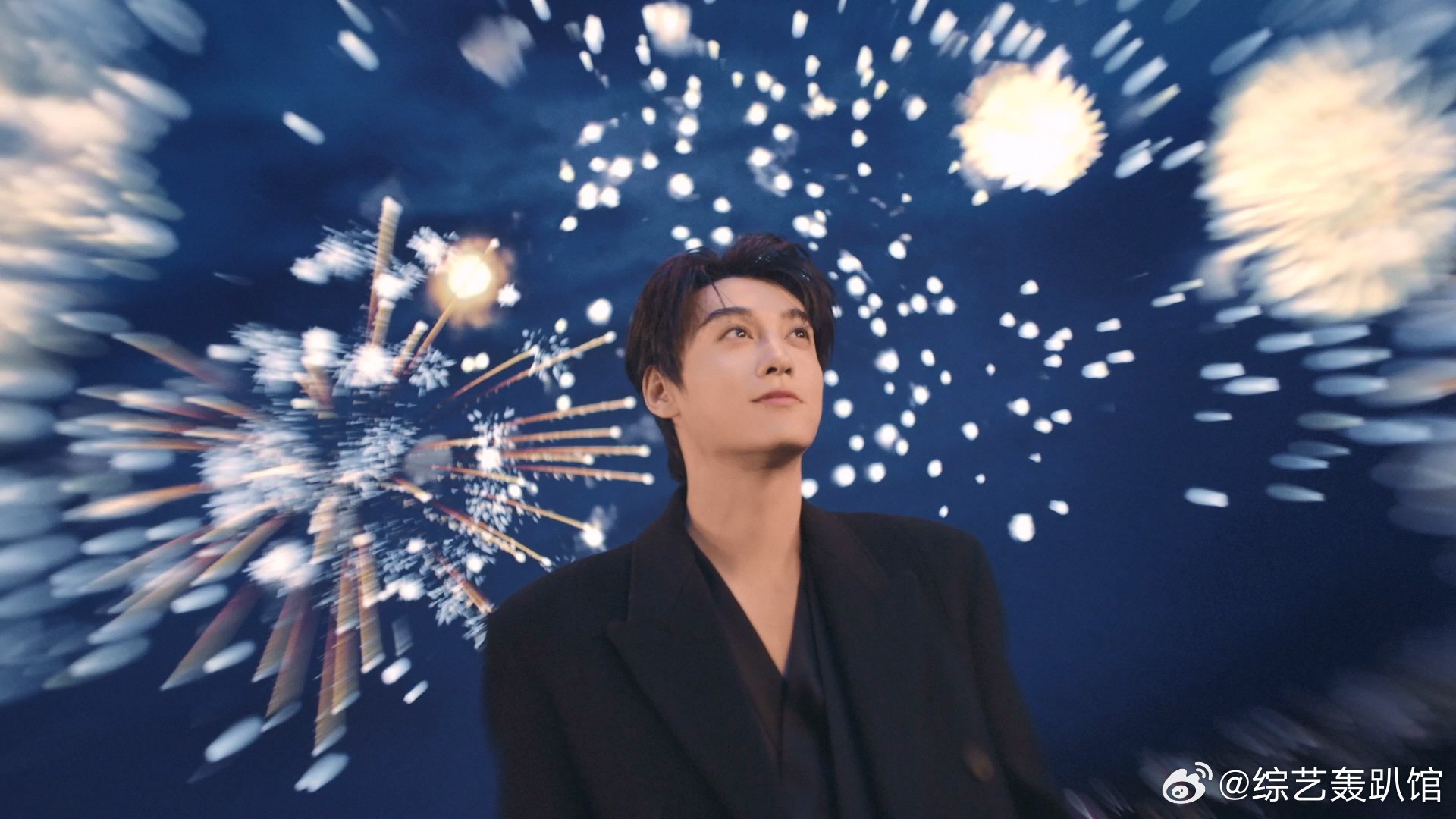 田栩宁首个彩妆代言 这组大片审美在线！动态烟花与静态肖像结合，将田栩宁的深邃质感