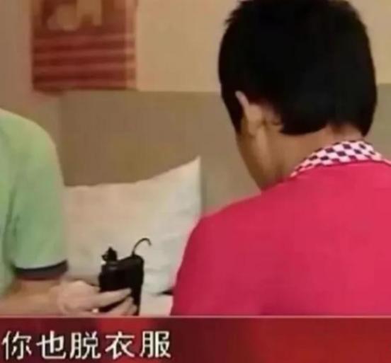 陕西咸阳，王某夫妇带着13岁的儿子去洗浴中心洗澡，但没想到儿子竟然没忍住要了一个