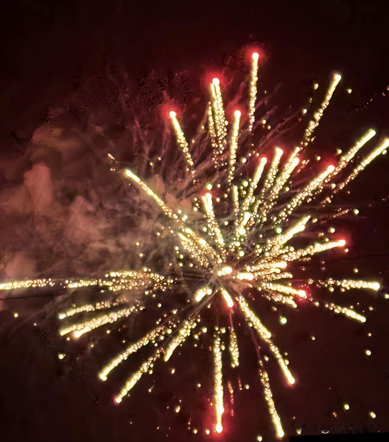 还记得小时候怎么过年吗小时候的年，是盼了一整年的热闹。穿新衣、放鞭炮，满街都是年