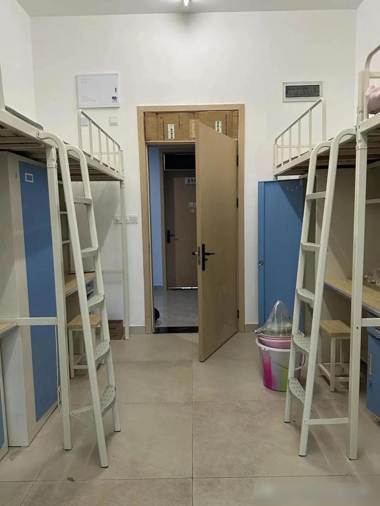 送女儿那天，我愣住了。

本以为学费一交就完事，

其实我现在算是想明白了，这年