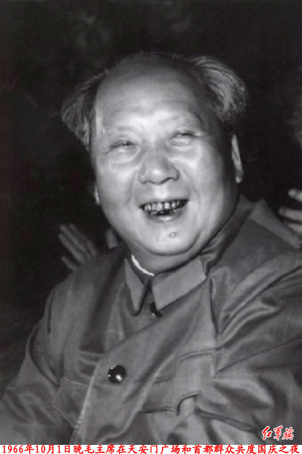 历史上的今日 1966年10月1日晚上，到天安门广场，席地而坐，同群众一起联欢，