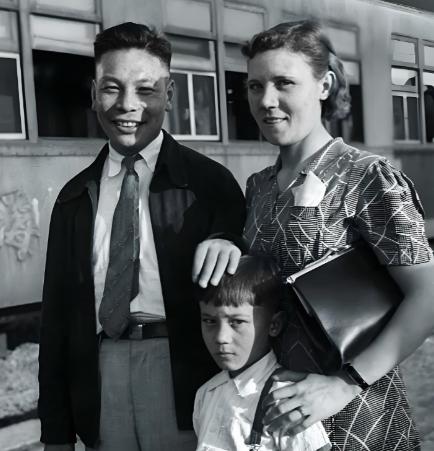 蒋经国在莫斯科留学，和冯玉祥女儿冯弗能谈恋爱，并发生关系，冯弗能是他的初恋。但他