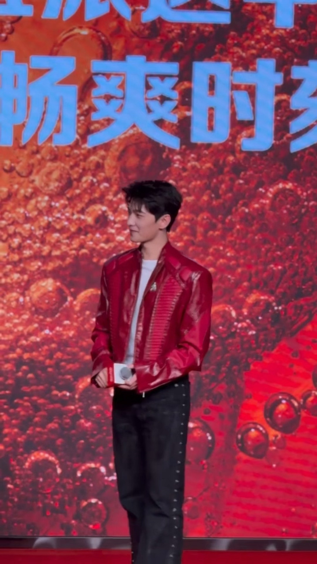 杨洋穿皮衣这个帅…笑起来完全欧巴[拜托][拜托]杨洋红皮衣造型 ​​​