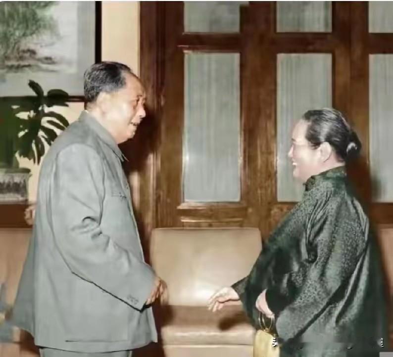老照片：1966年，伟人亲切探望宋庆龄先生。画面里两人相谈甚欢，定格了这对革命伙