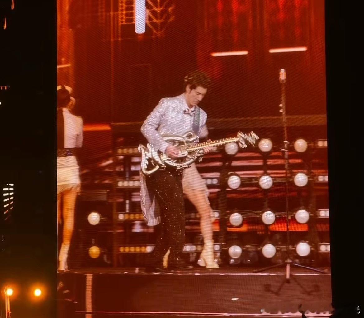 以为王力宏裤子只穿了一条腿还没点开的时候我也以为王力宏只穿了一条腿的裤子哈哈哈?