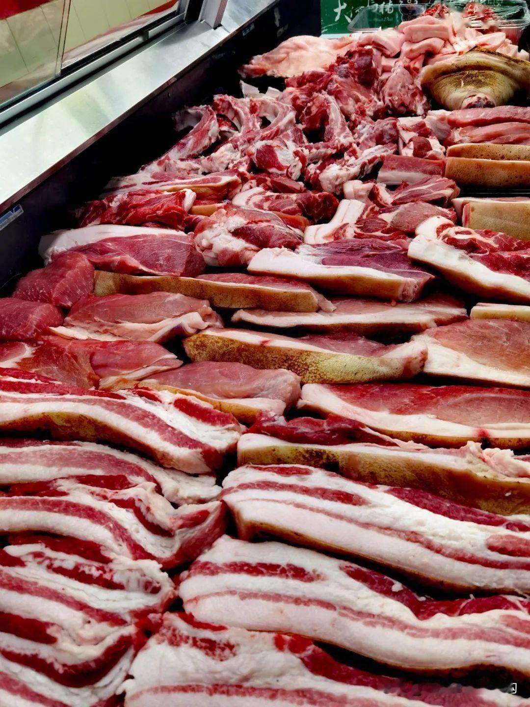 中国猪肉价格持续走低的原因找到了：产能过剩，消费降级！猪肉
无锡天鹏肉类市场的猪