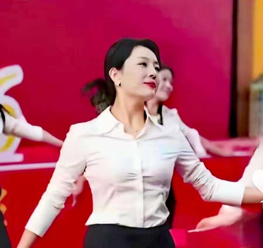 “秦主任”的舞姿火遍全网，
原因很简单，主要有以下4点：

​1、主任身材很好，
