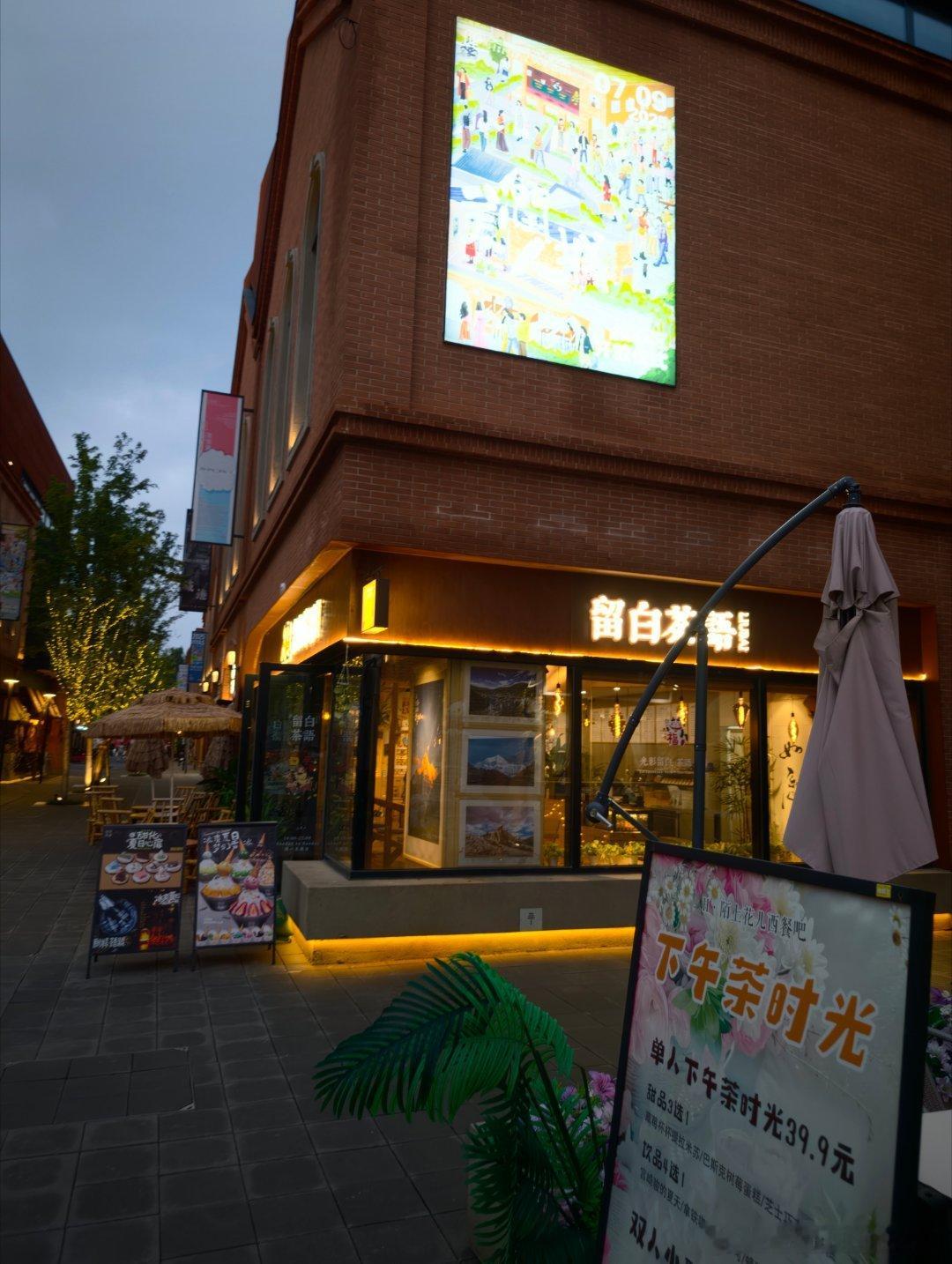 昨天天气特好，蓝天白云。一忙起来忘记拍了网友曝胖东来直饮水成免费取水点企业好了，