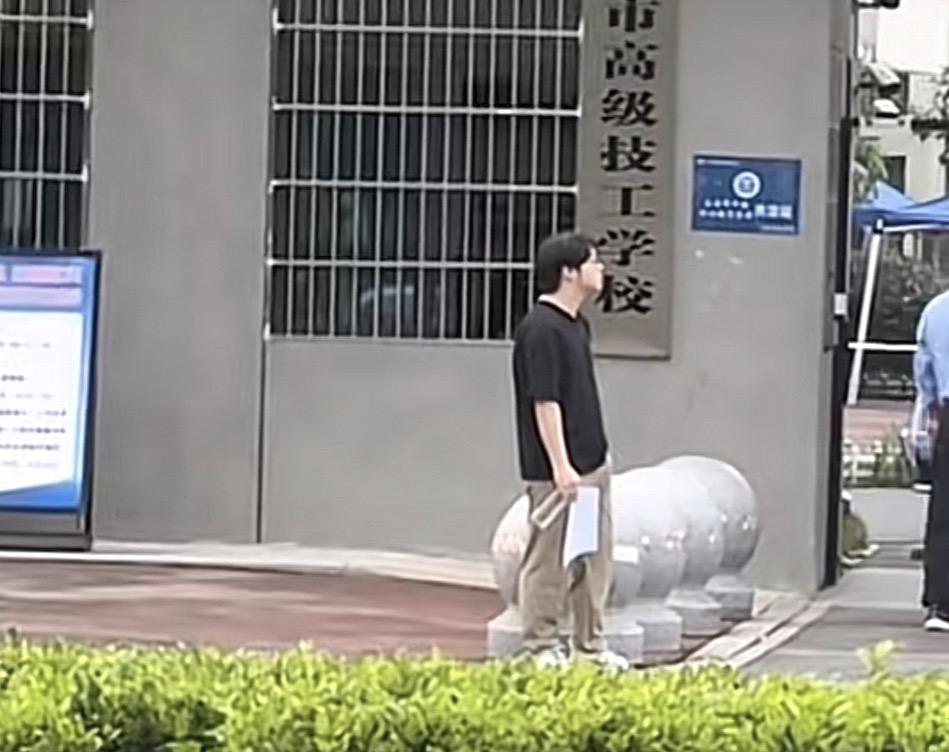 果不其然哪怕是你再三提醒再三叮嘱，高考时依旧会有显眼包出现！
今天上午第一场考试