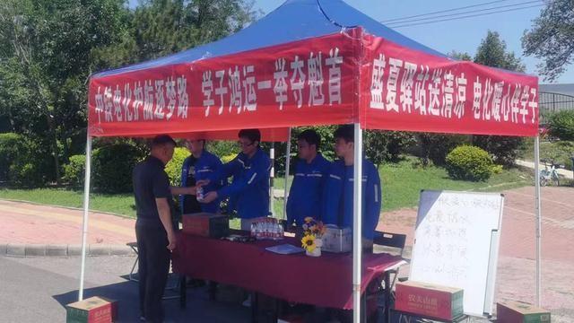 马克挡在客房门口，说这房间他付了一半租金，侄女要住得先跟他商量。
你第一反应肯定