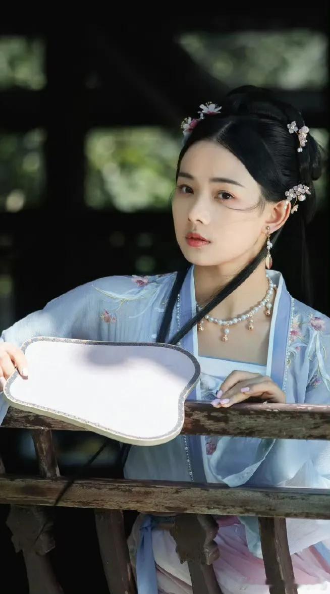 1.雷佳音、马丽、赵丽颖《第二十条》豆瓣开分8.0，目前7.9。
2.肖战凭借《