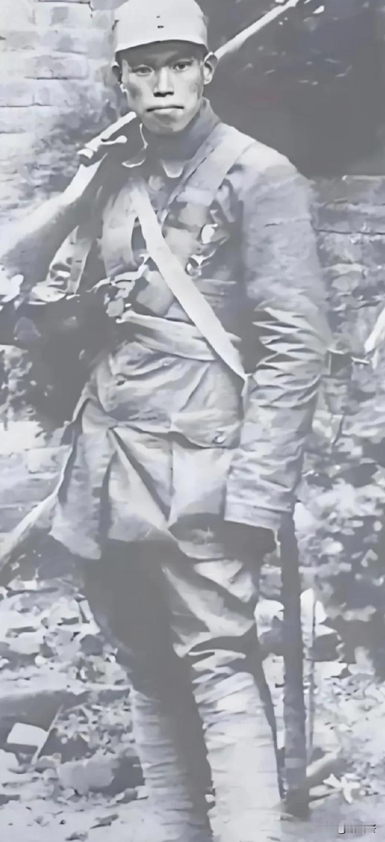 照片拍摄于1938年，平型关战斗前，时任八路军115师346旅685团三营营长的