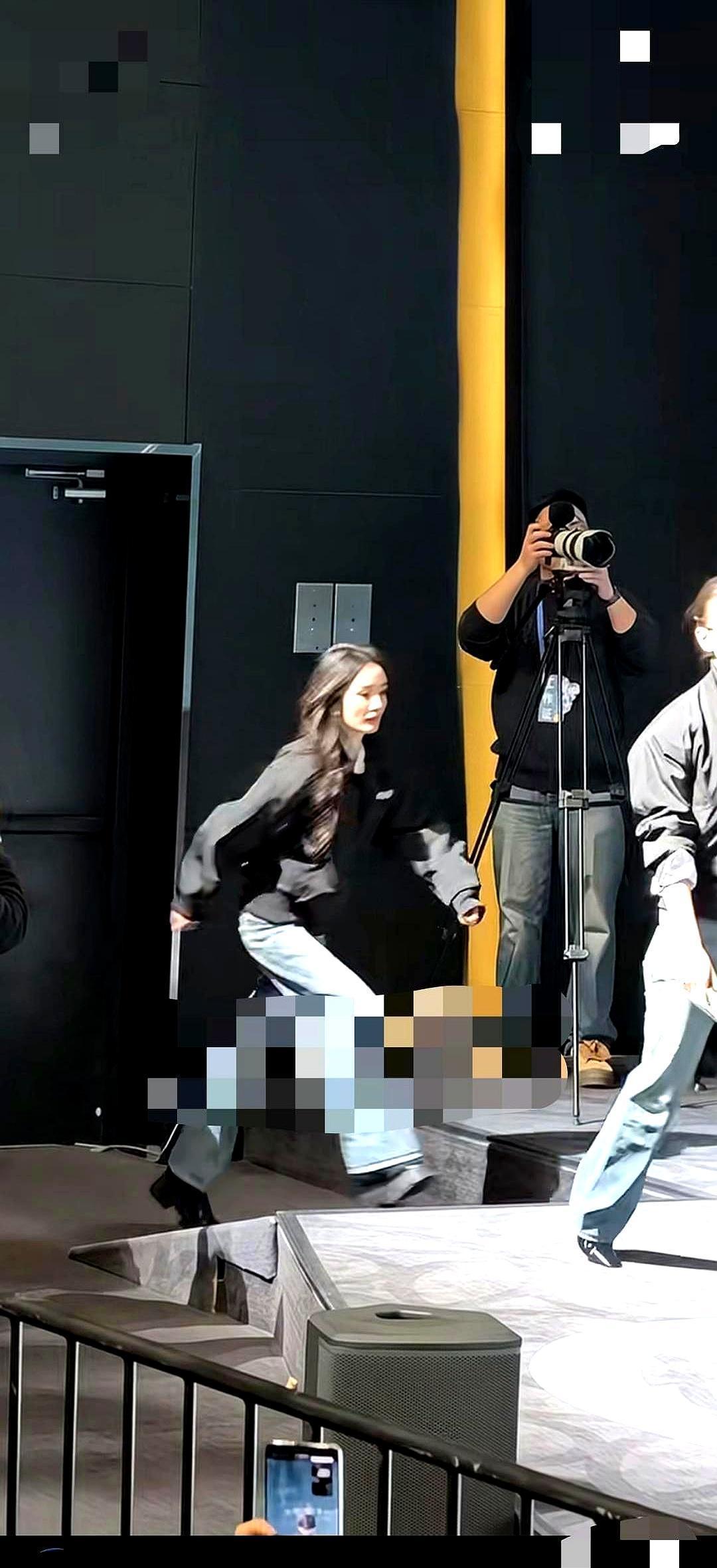 话筒递到半空，杨幂直接略过，全场空气凝固了三秒。
你见过明星当众让工作人员手僵在