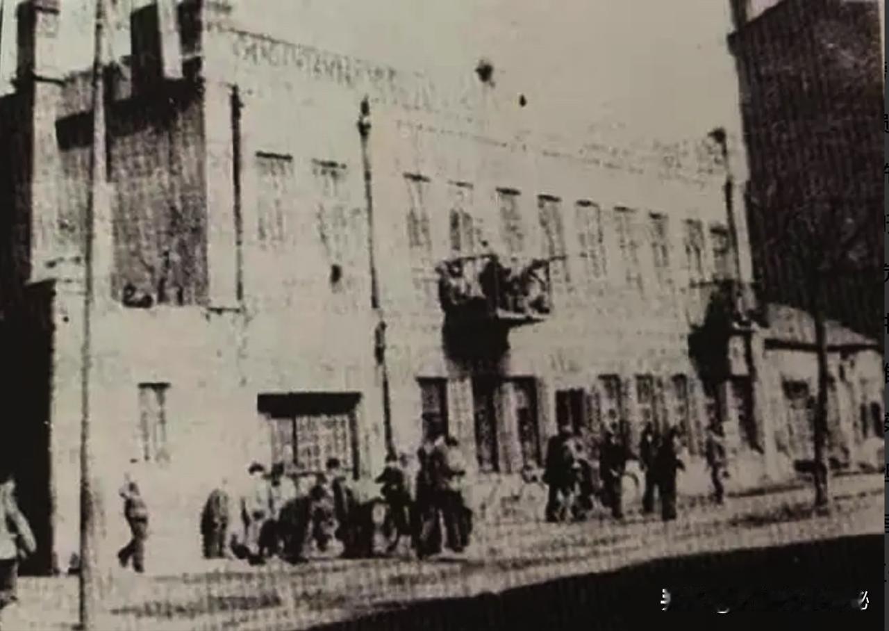 1937年，地下党员张宗伟被捕，期间，妻子看到丈日军夫要被带走，本想走过来，丈夫