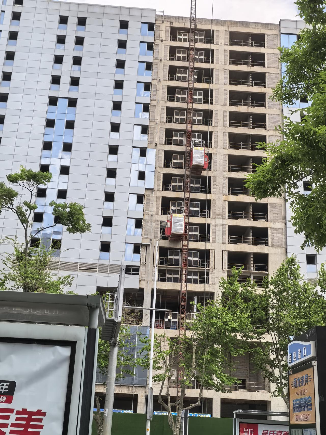 环城北西路上的这个烂尾多年的地标建筑。海航广场暨海航皇冠假日酒店项目这回是实垂复