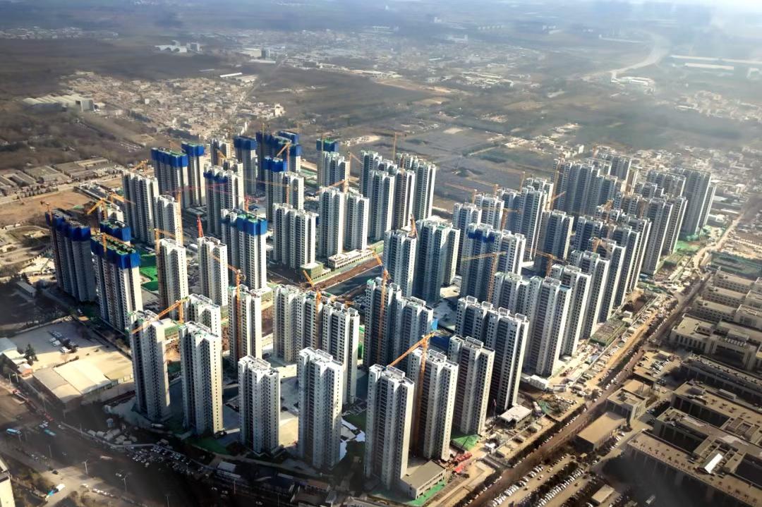 近日，西安三兆村城中村改造项目以63栋安置楼全面封顶的重大进展，成功塑造了回迁安