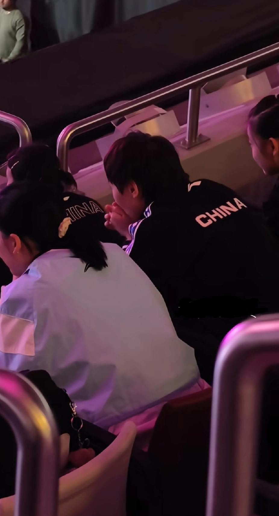 陈幸同与张本美和的焦点战，看台上的中国队友们比谁都紧张！
 
镜头扫过，王曼昱、