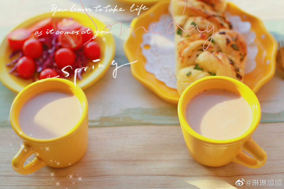 早安早餐！二月二龙抬头啦！今日早葱香肉松面包、咖啡热饮、紫甘蓝小西红柿！周五来了