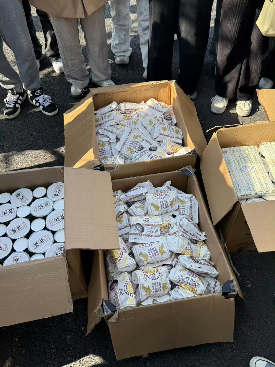 陈都灵月鳞绮纪开机逆应援  我一整个羡慕了，嘟嘟新剧开机逆应援，希望粉丝都能舒舒