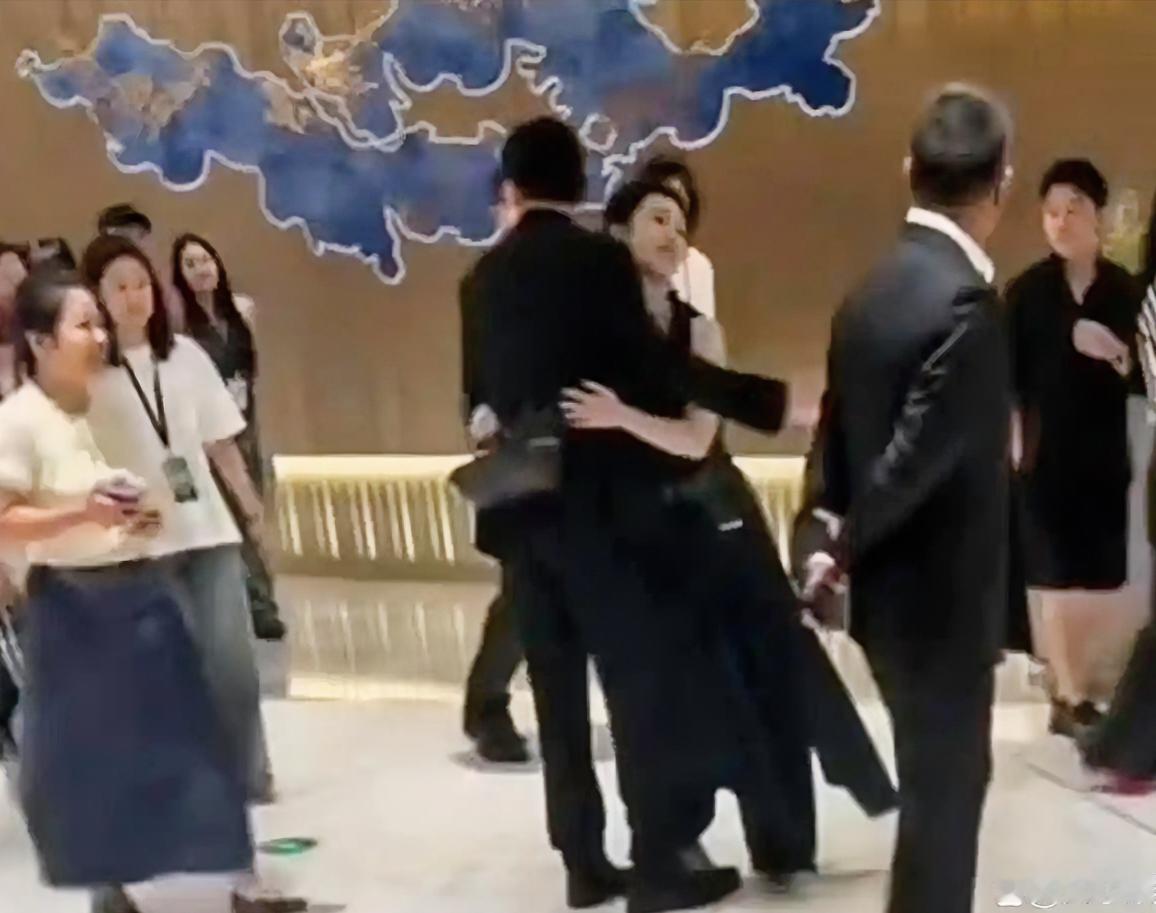 2026年白玉兰颁奖典礼后台的一幕在网上爆火。

杨紫拿下视后之后，踩着高跟鞋快