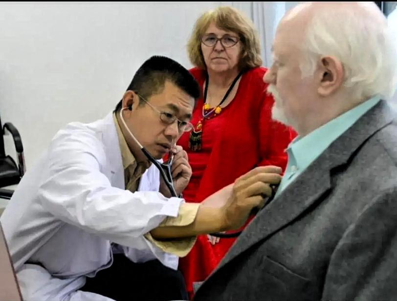 警惕！近两年来，外国人纷纷来华看病，国家每年投入数百亿构建的公立医疗资源，竟成了