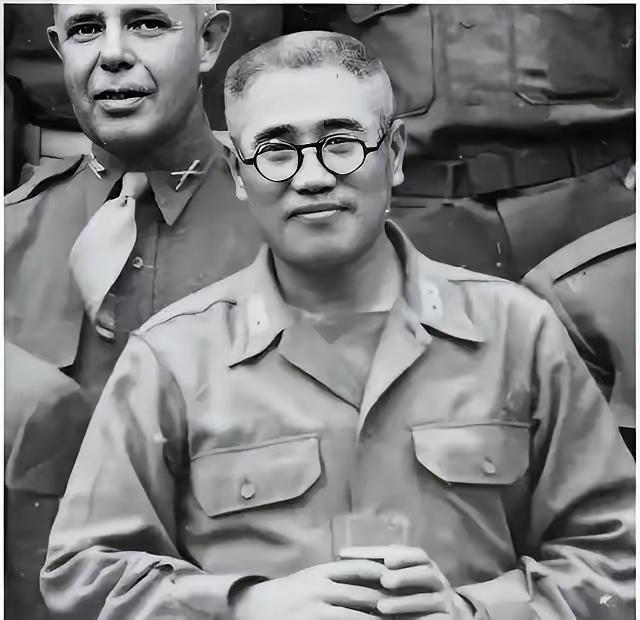 1948年10月23日，廖耀湘派宪兵去枪毙作战不利的师长戴海容。宪兵闯进师部，戴