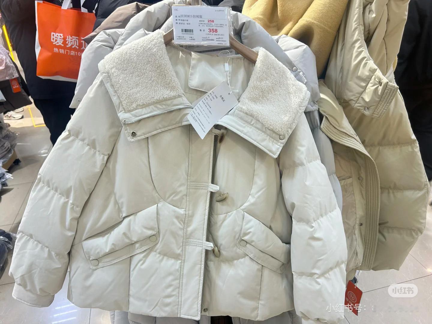 市民8点排队买胖东来羽绒服什么羽绒服都需要排队来买了，那肯定质量很好吧，感觉样式