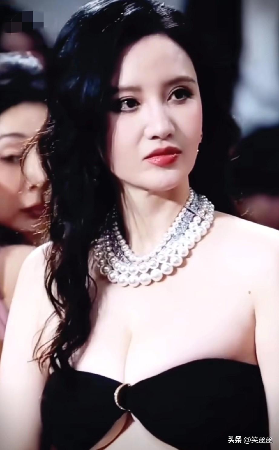 她是第53届环球小姐选美中国赛区总冠军，出演《神话》《小丈夫》等影视品，誉为最美