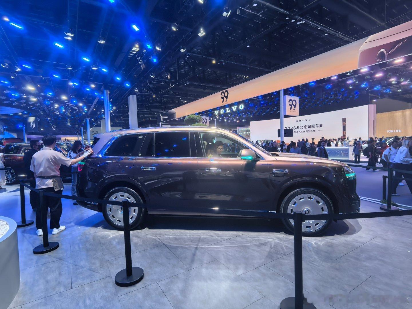 北京车展潮这看路过鸿蒙智行的展台，想看个车也不容易呀，今年鸿蒙智行的展台很大，整