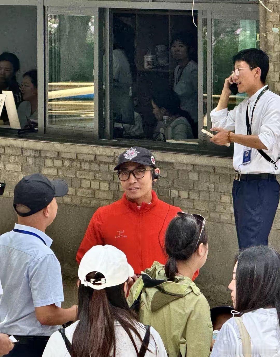 撒贝宁一家敦煌旅游偶遇撒贝宁一家在敦煌莫高窟！撒贝宁身着红色外套，尽显奶爸风范，