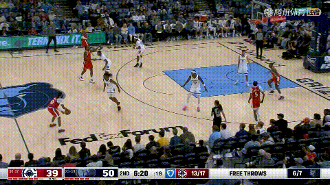 快船巨星伦纳德真是太欺负人了！在今天快船客场挑战灰熊的比赛中，当时比赛进行到了第