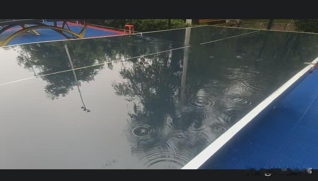 雨中南城散步
 
细雨绵绵，笼罩着整座南城。褪去白日的喧嚣，城市在雨雾里多了几分