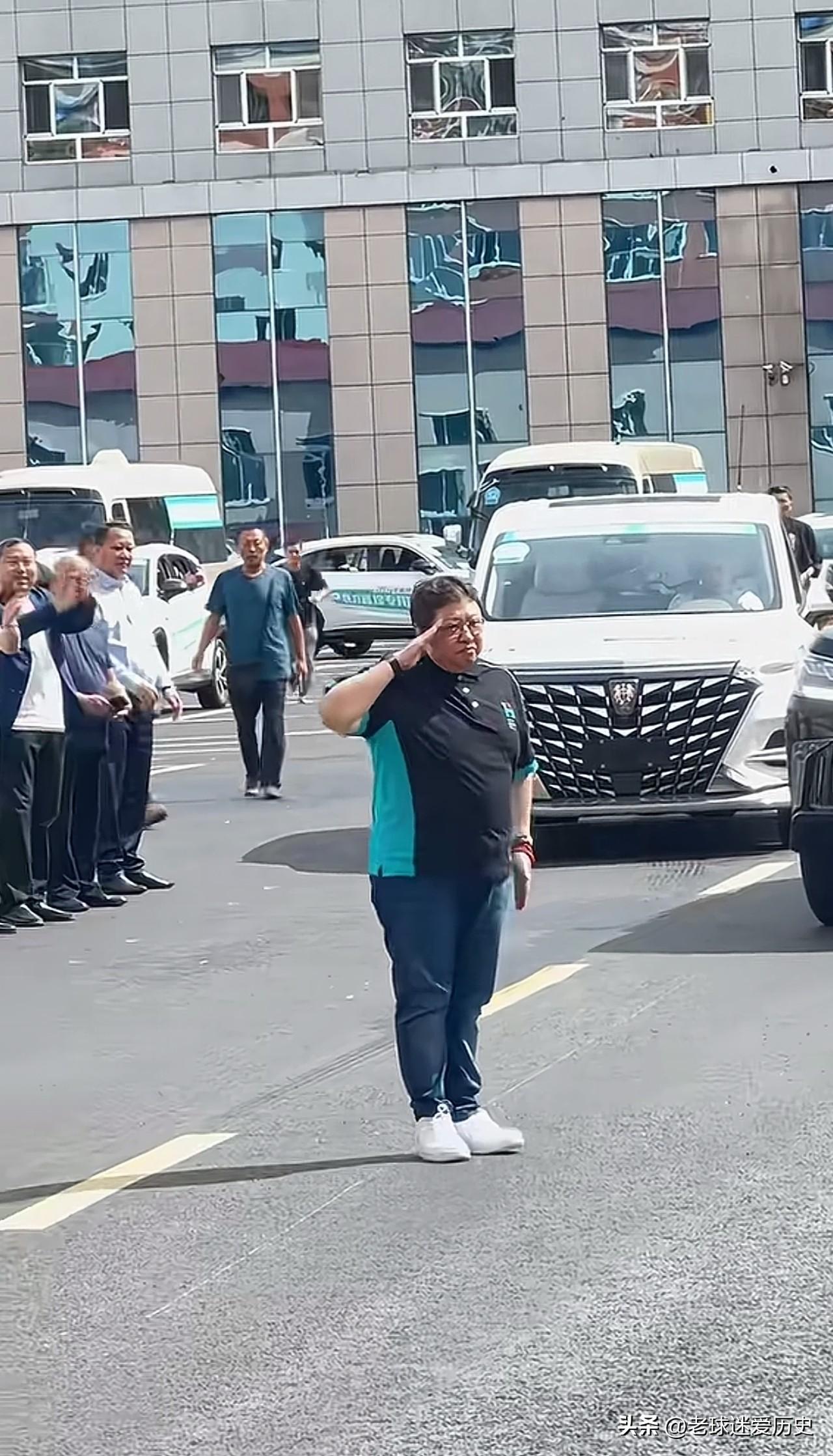 当年，老师生了一场病。身为班长的我，向每位同学收了20块钱。算上我自己，一共31